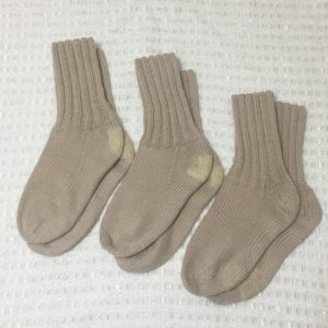 補修した手編みの靴下3足