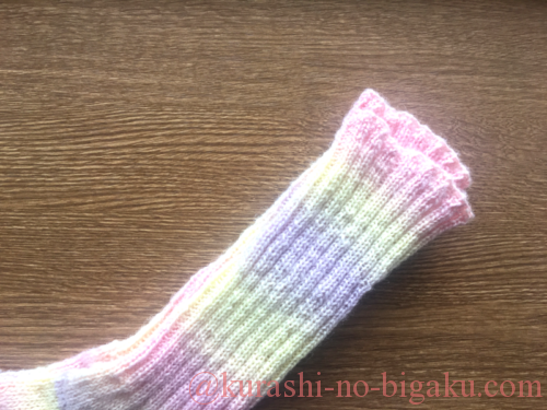 左右のサイズが違う手編みの靴下の履き口部分