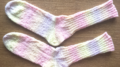 毛糸のピエロの無料編み図で編んだ手編みの靴下