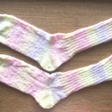 毛糸のピエロの無料編み図で編んだ手編みの靴下