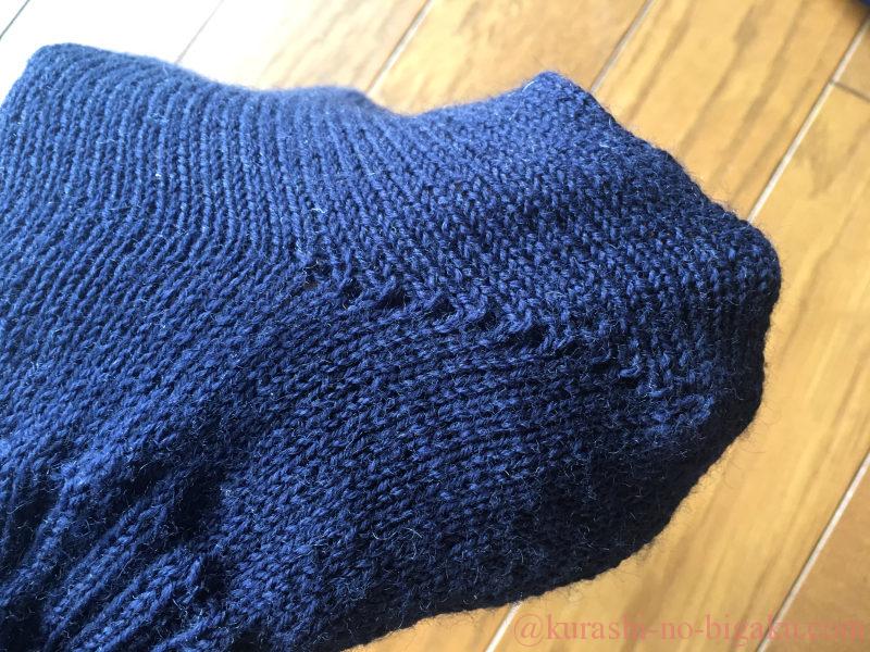 手編みの靴下のかかと部分の穴の空き具合を確認