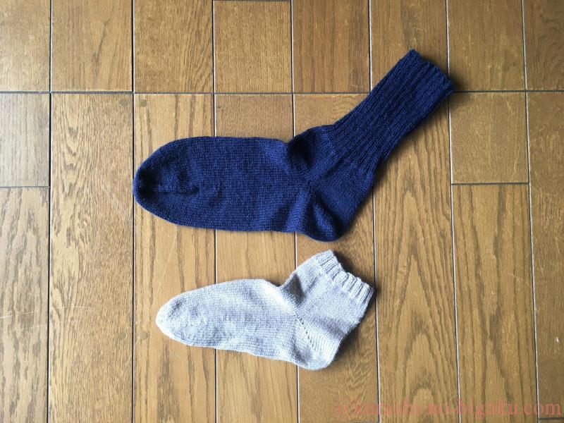 女性用と男性用の手編みの靴下のサイズ比較